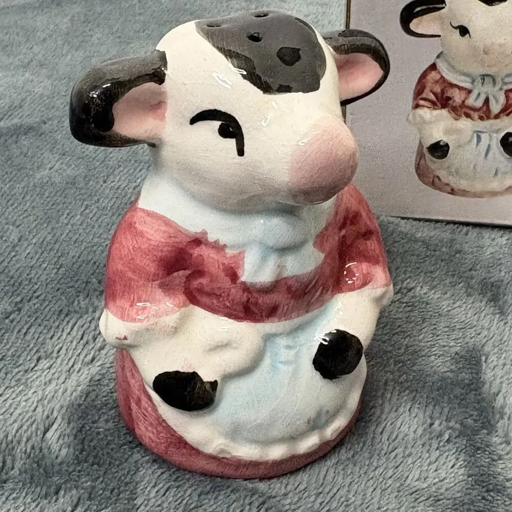 VINTAGE COW SALT and PEPPER SHAKER SET FARM HOUSE DECOR